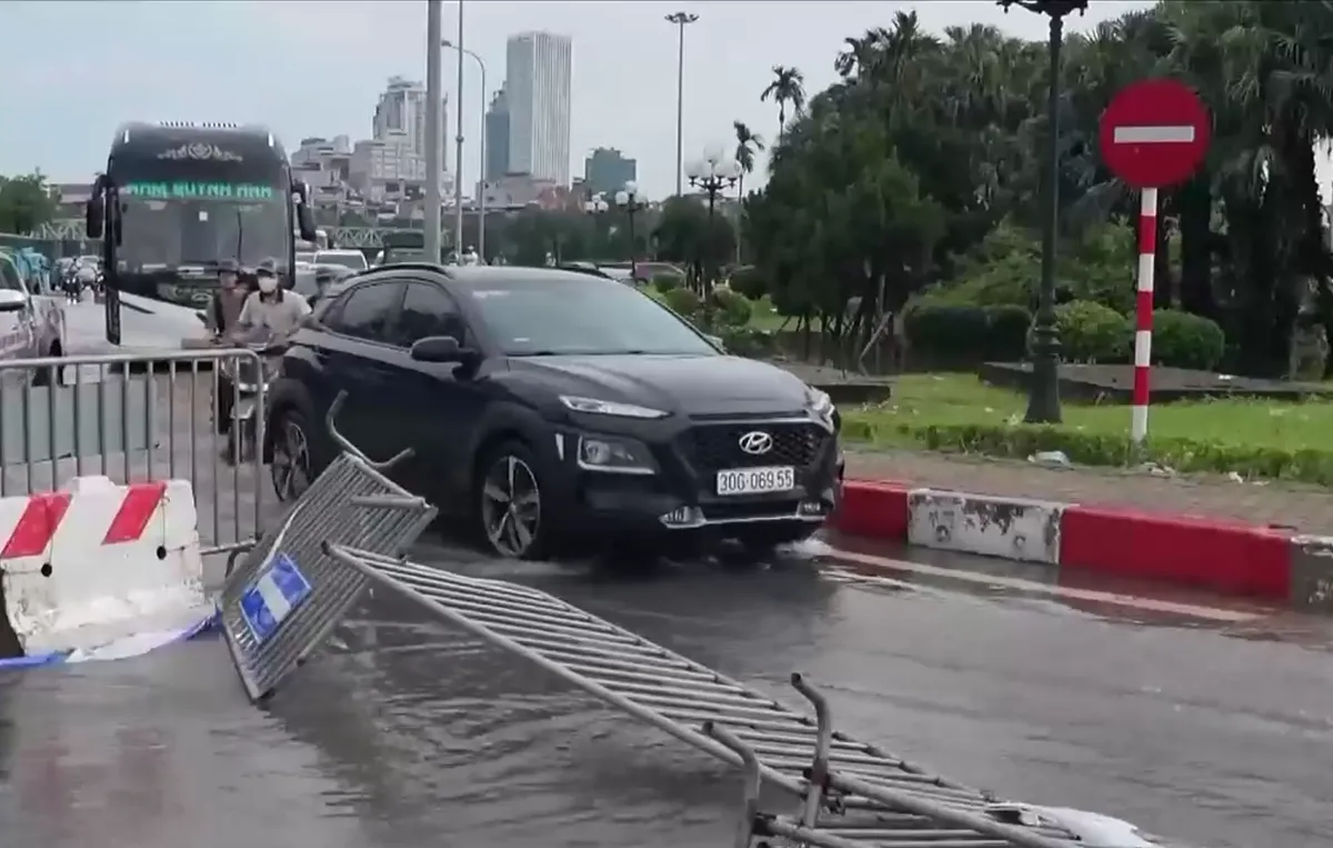 Cuộc sống người dân Thủ đô đảo lộn vì ngập nước    - Ảnh 2.
