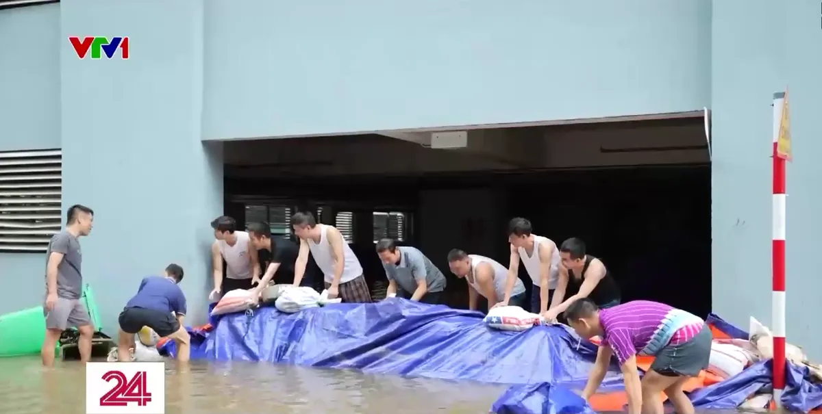 Cuộc sống người dân Thủ đô đảo lộn vì ngập nước    - Ảnh 3.