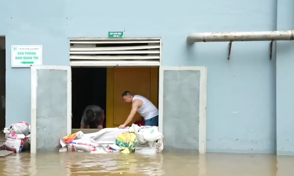 Cuộc sống người dân Thủ đô đảo lộn vì ngập nước    - Ảnh 5.