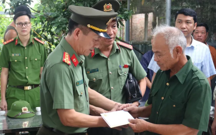 Đại tá Hà Trọng Trung chia sẻ, động viên thân nhân đồng chí Thành vượt qua nỗi đau mất mát. Ảnh: CAND