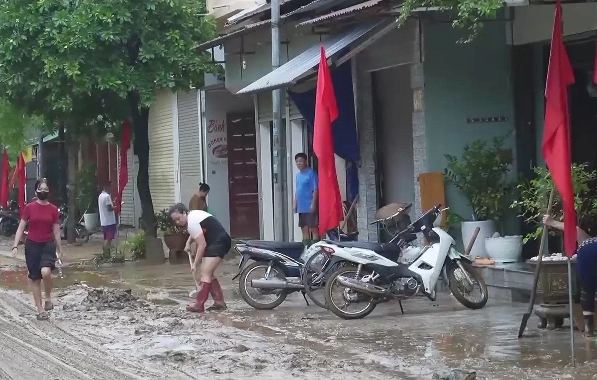 Lào Cai khẩn trương khắc dọn dẹp, khắc phục thiệt hại sau khi nước rút - Ảnh 1.