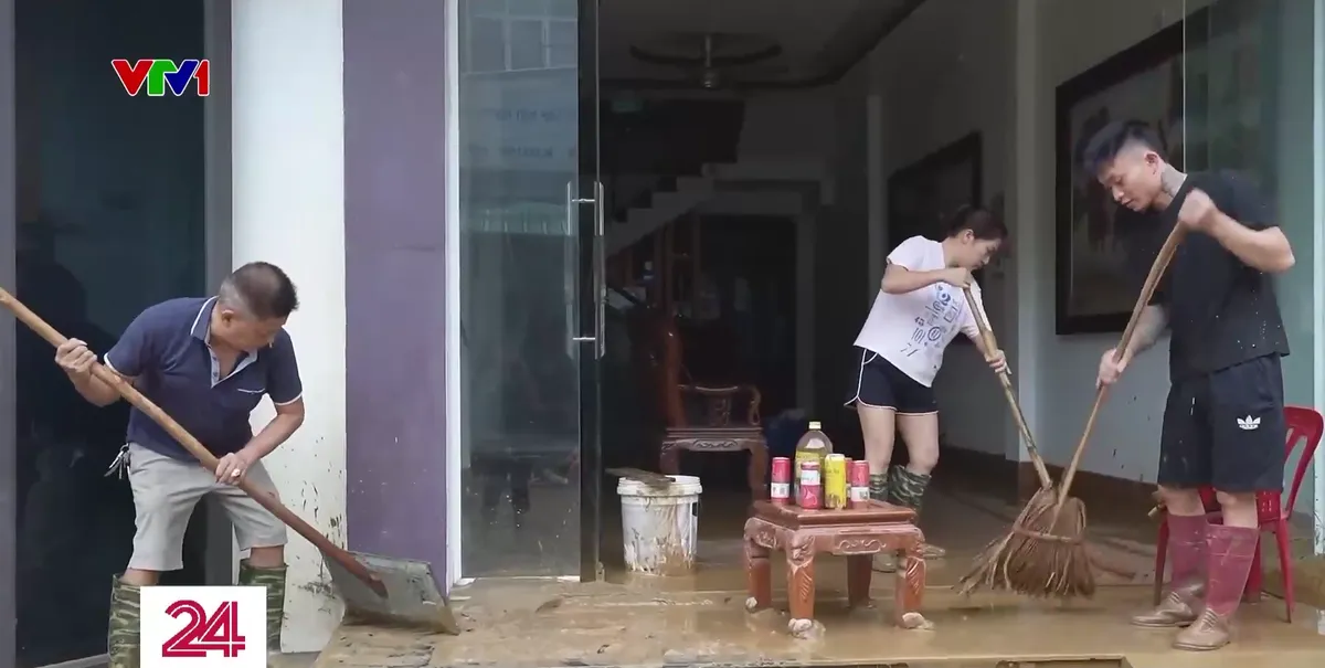 Lào Cai khẩn trương khắc dọn dẹp, khắc phục thiệt hại sau khi nước rút - Ảnh 2.