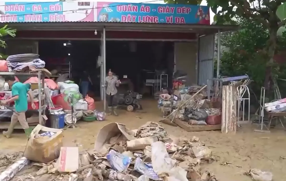 Lào Cai khẩn trương khắc dọn dẹp, khắc phục thiệt hại sau khi nước rút - Ảnh 8.