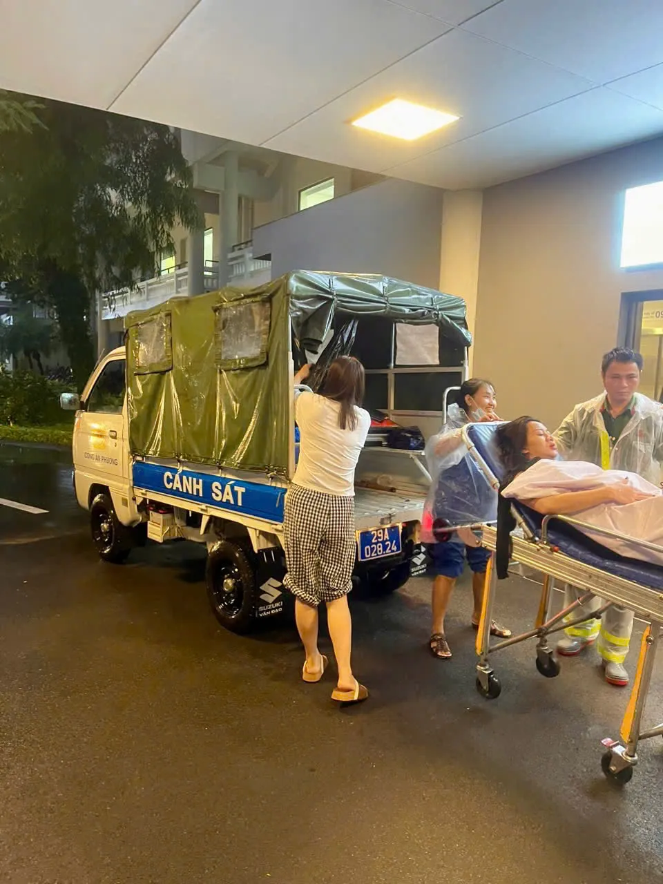 Công an phường Phương Liệt: Kịp thời hỗ trợ sản phụ đi cấp cứu do sinh non - Ảnh 1.