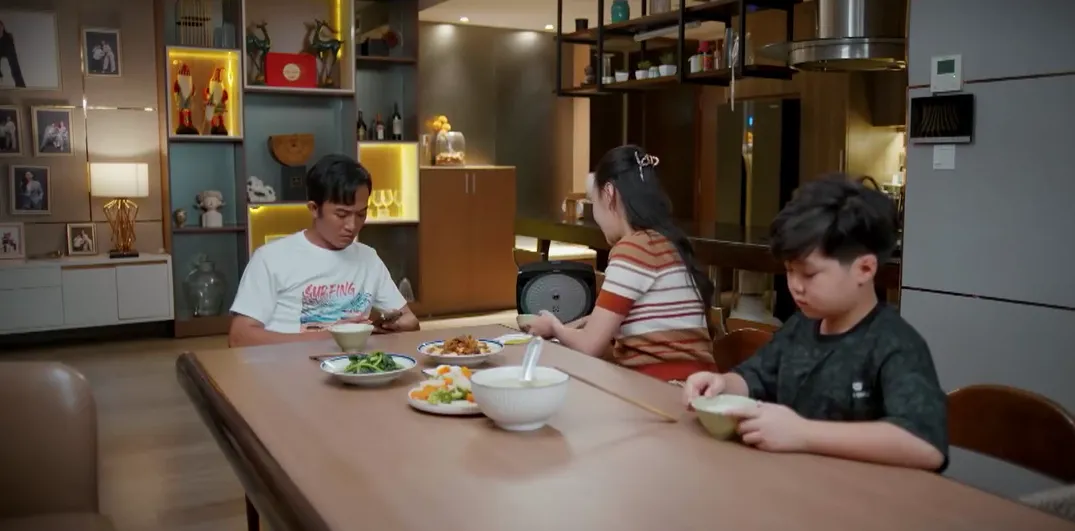 Gió ngang khoảng trời xanh - Tập 24: Tặng dây chuyền hơn 100 triệu, 'tổng tài' qua đêm ở phòng trọ của Ngân - Ảnh 14.
