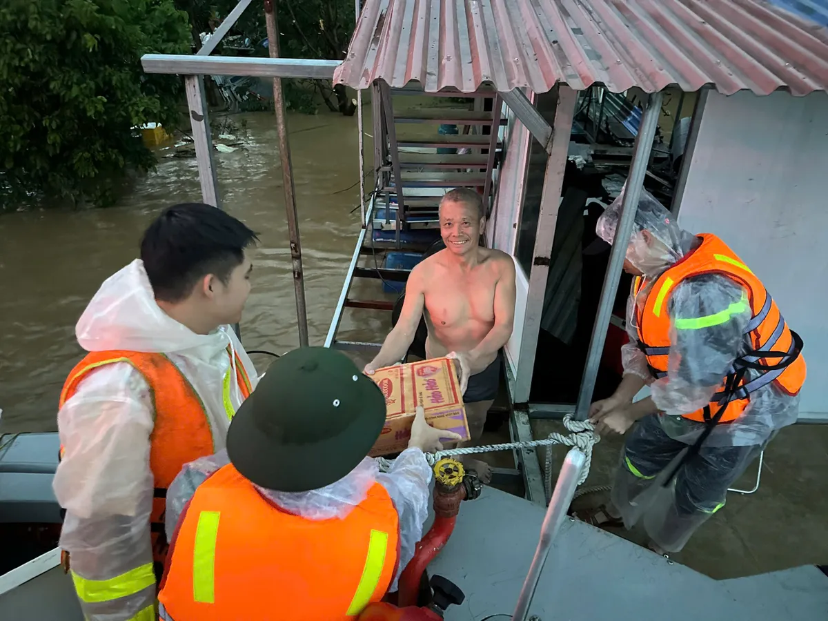 Hà Nội hỗ trợ bà con vạn chài sông Hồng ứng phó mưa bão- Ảnh 3. Hà Nội hỗ trợ bà con vạn chài sông Hồng ứng phó mưa bão- Ảnh 3.