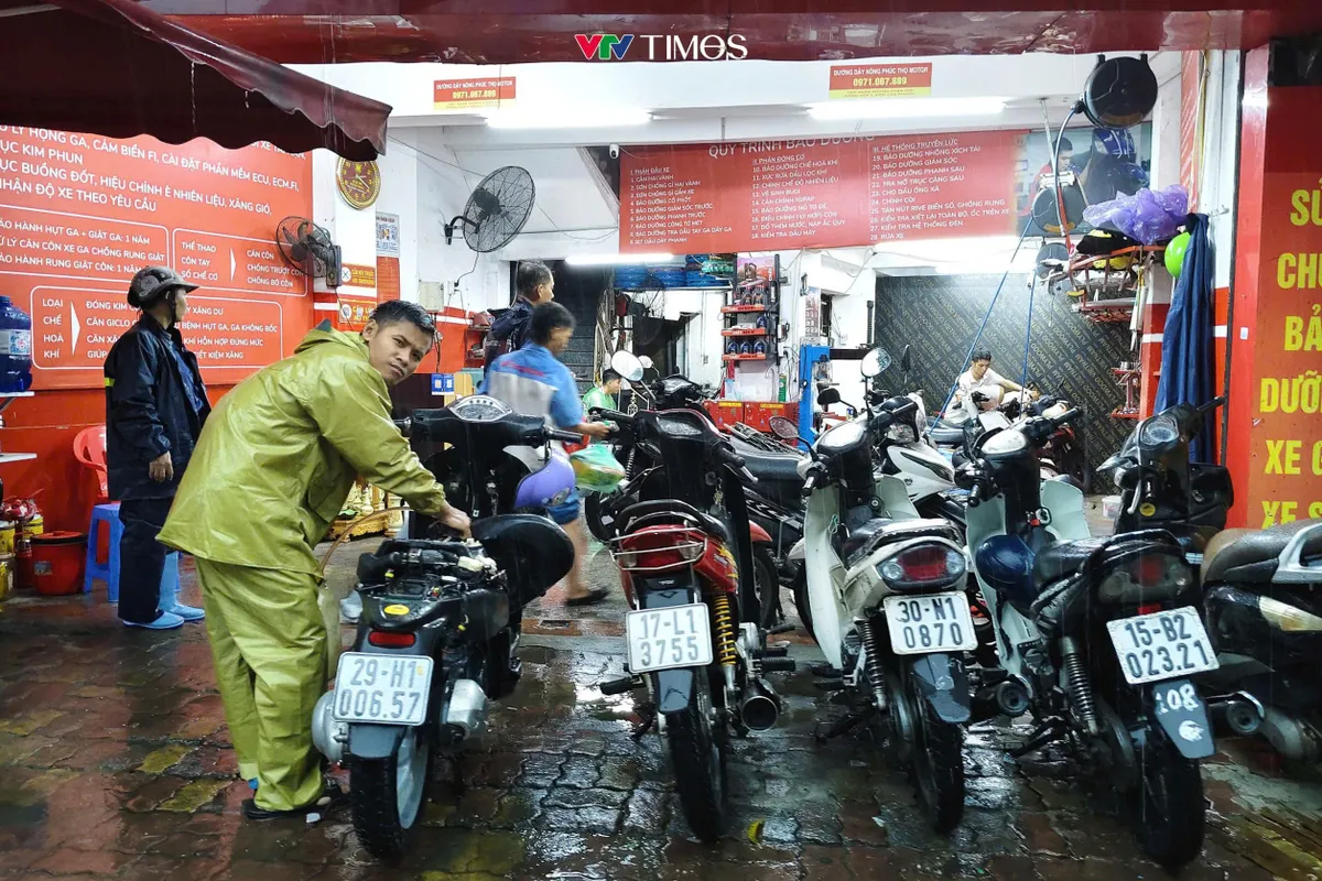 Người dân Hà Nội chờ dài ở tiệm sửa xe sau mưa ngập- Ảnh 2. Người dân Hà Nội chờ dài ở tiệm sửa xe sau mưa ngập- Ảnh 2.