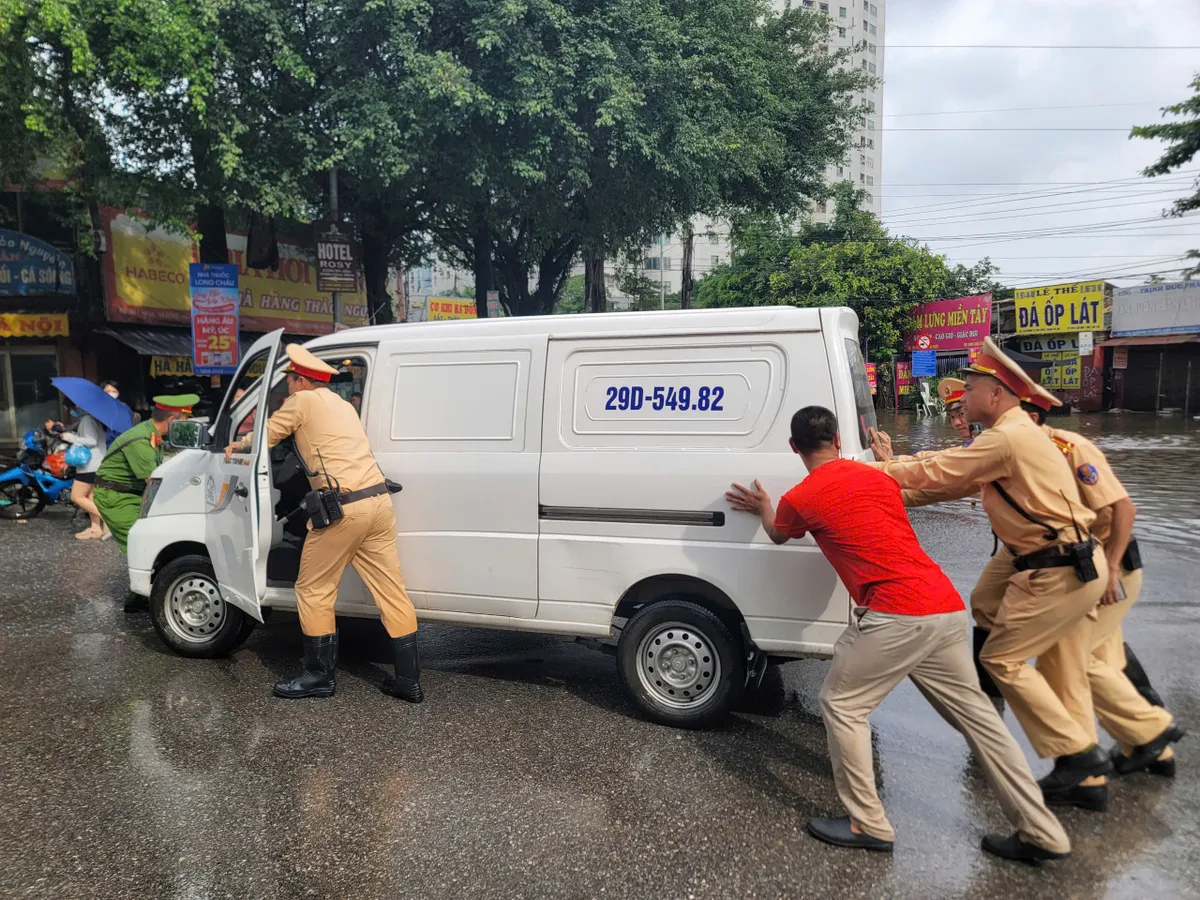 Sáng 1/10, Hà Nội vẫn còn nhiều điểm ngập úng- Ảnh 4. Sáng 1/10, Hà Nội vẫn còn nhiều điểm ngập úng- Ảnh 4.