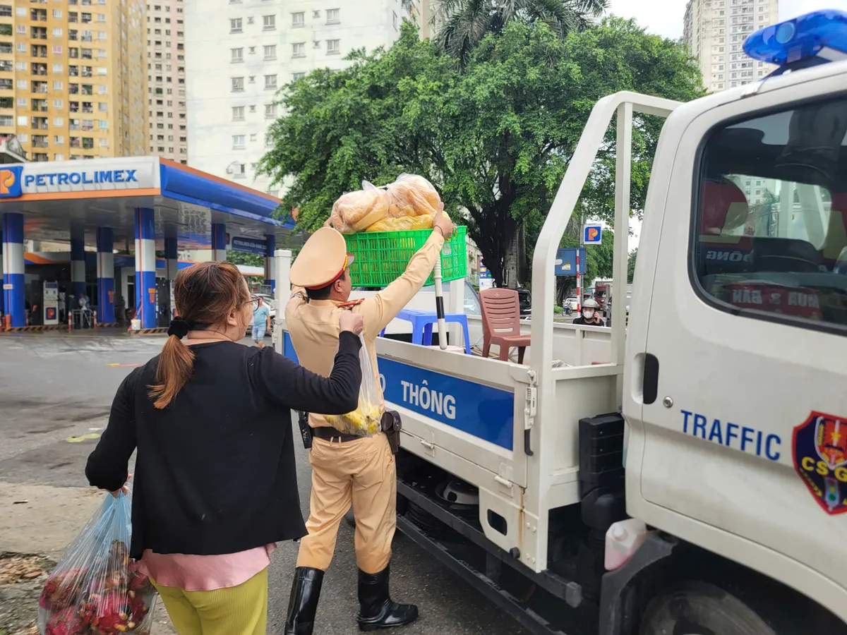 Hà Nội vẫn ngập sau mưa lớn, CSGT hỗ trợ đưa người dân qua điểm ngập, úng- Ảnh 3. Hà Nội vẫn ngập sau mưa lớn, CSGT hỗ trợ đưa người dân qua điểm ngập, úng- Ảnh 3.