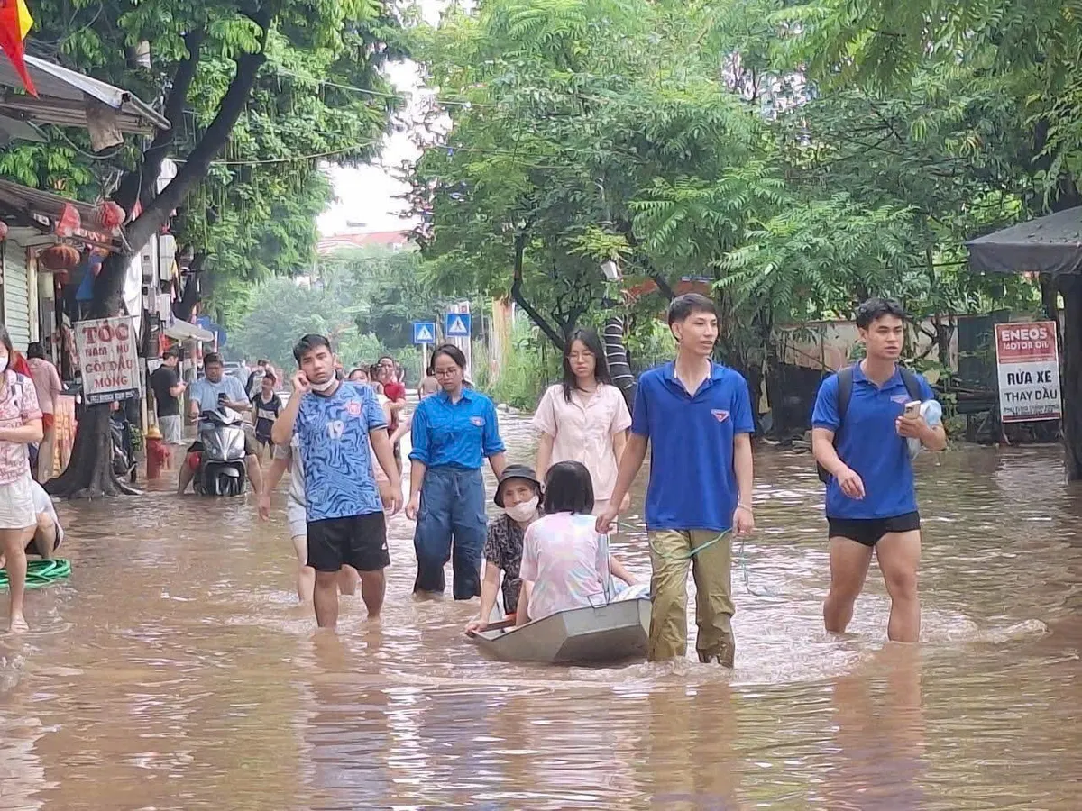 Sáng 1/10, Hà Nội vẫn còn nhiều điểm ngập úng- Ảnh 8. Sáng 1/10, Hà Nội vẫn còn nhiều điểm ngập úng- Ảnh 8.