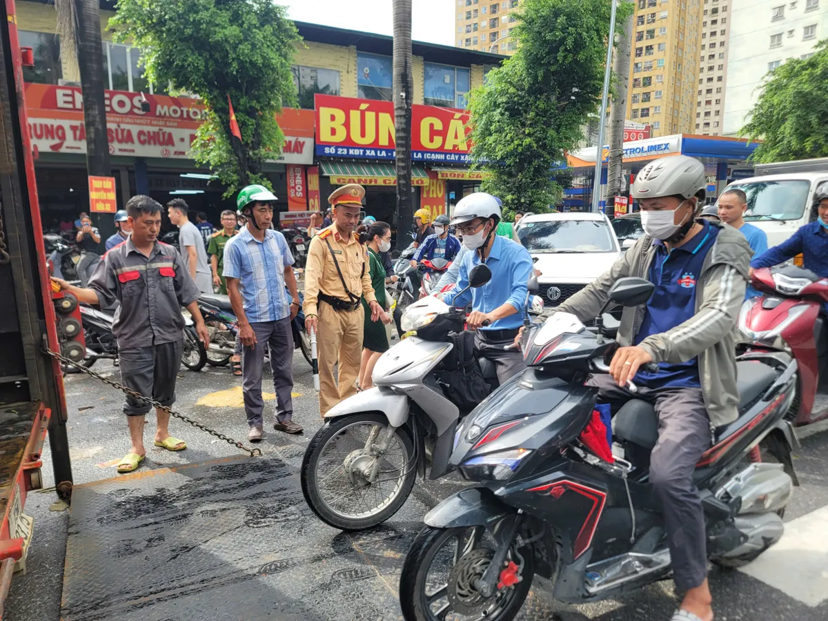 Hà Nội vẫn ngập sau mưa lớn, CSGT hỗ trợ đưa người dân qua điểm ngập, úng- Ảnh 4. Hà Nội vẫn ngập sau mưa lớn, CSGT hỗ trợ đưa người dân qua điểm ngập, úng- Ảnh 4.