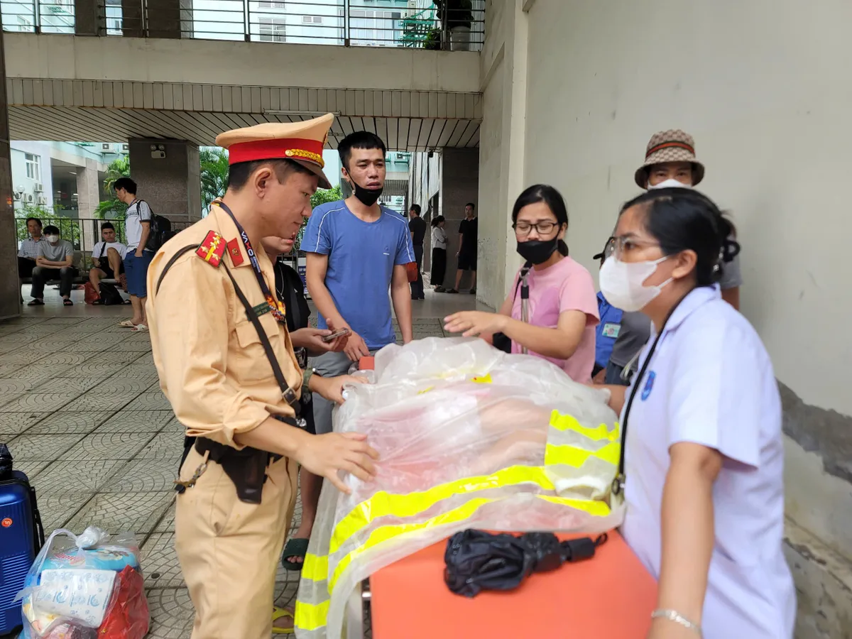 CSGT Hà Nội hỗ trợ đưa 2 cháu bé đi cấp cứu trong mưa ngập- Ảnh 1. CSGT Hà Nội hỗ trợ đưa 2 cháu bé đi cấp cứu trong mưa ngập- Ảnh 1.