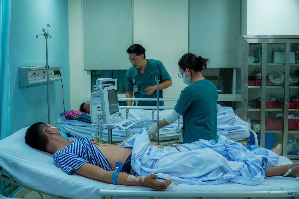 Trực thăng vượt bão, đưa 3 bệnh nhân nguy kịch từ Trường Sa về đất liền- Ảnh 2.