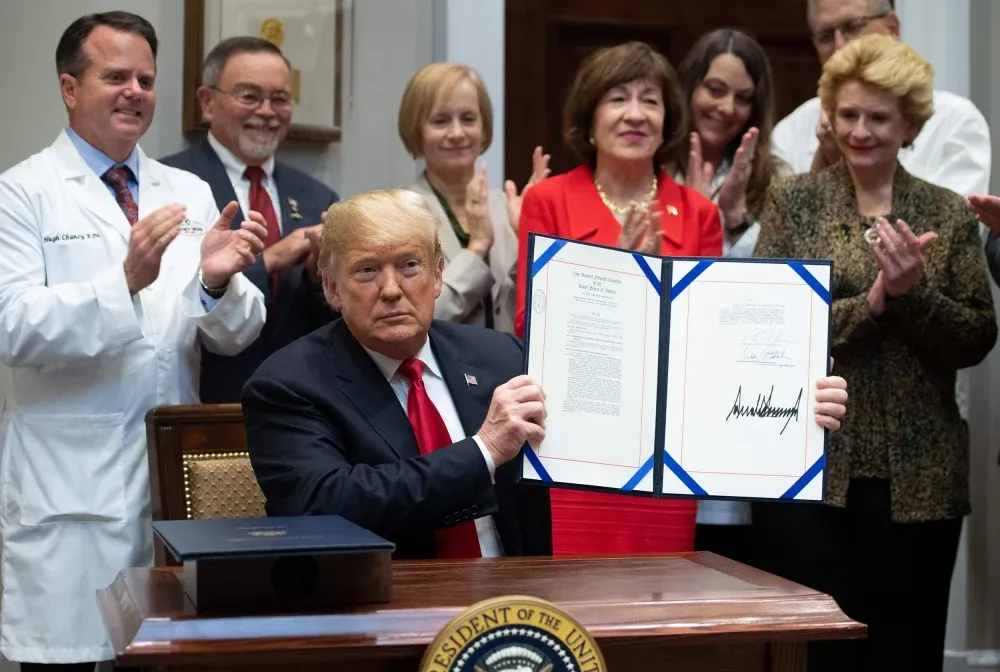 Người Mỹ sắp được mua thuốc giá rẻ trên website gắn với tên Tổng thống Trump- Ảnh 1. Người Mỹ sắp được mua thuốc giá rẻ trên website gắn với tên Tổng thống Trump- Ảnh 1.