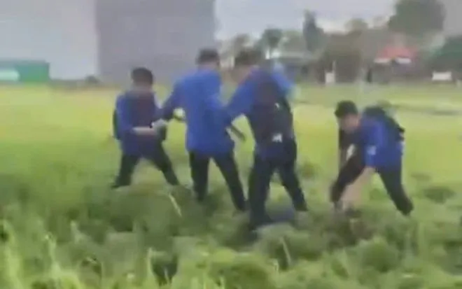 Các nam sinh hẹn nhau tới khu đô thị phía Tây xã Nam Sách (TP Hải Phòng) để giải quyết mâu thuẫn. (Ảnh cắt từ clip)