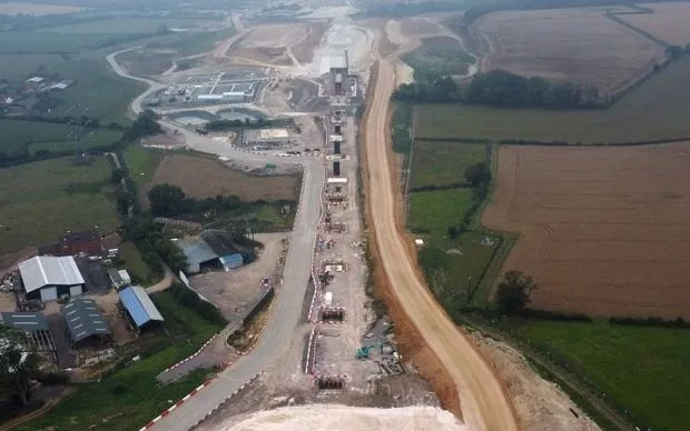 Công trường đường sắt cao tốc HS2 ở Buckinghamshire cắt ngang qua cảnh quan tự nhiên tại Anh (Ảnh: Jim Dyson/Getty Images) Công trường đường sắt cao tốc HS2 ở Buckinghamshire cắt ngang qua cảnh quan tự nhiên tại Anh (Ảnh: Jim Dyson/Getty Images)
