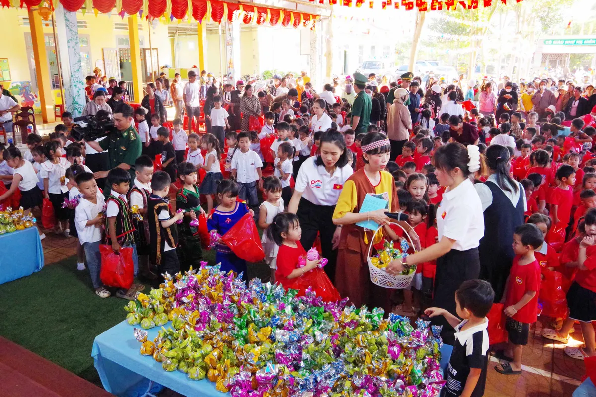 “Đêm hội trăng rằm” ấm áp nơi biên giới Lâm Đồng- Ảnh 1.