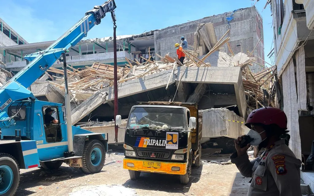 Lực lượng cứu hộ dọn dẹp hiện trường vụ sập công trình xây dựng tại một trường nội trú Hồi giáo ở Sidoarjo, Đông Java, Indonesia ngày 2/10/2025 (Ảnh: AP)