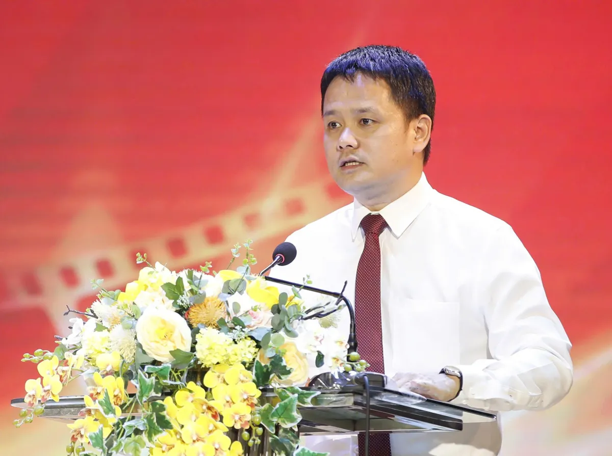 Khi phim Nhà nước đặt hàng bứt phá thành “bom tấn”
- Ảnh 1. Khi phim Nhà nước đặt hàng bứt phá thành “bom tấn”
- Ảnh 1.