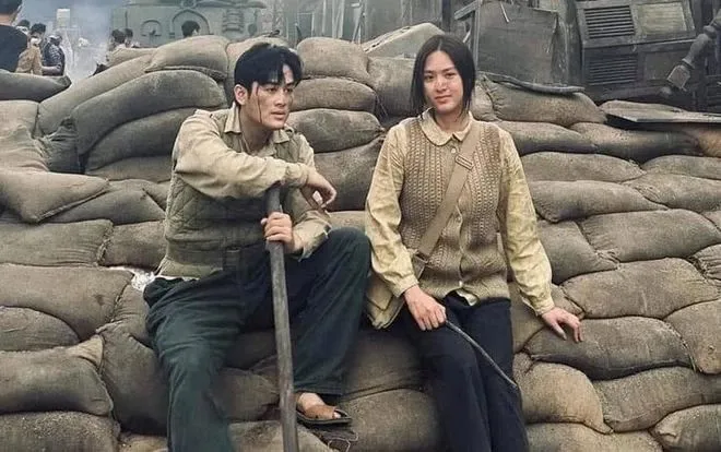 Khi phim Nhà nước đặt hàng bứt phá thành “bom tấn”
- Ảnh 3. Khi phim Nhà nước đặt hàng bứt phá thành “bom tấn”
- Ảnh 3.