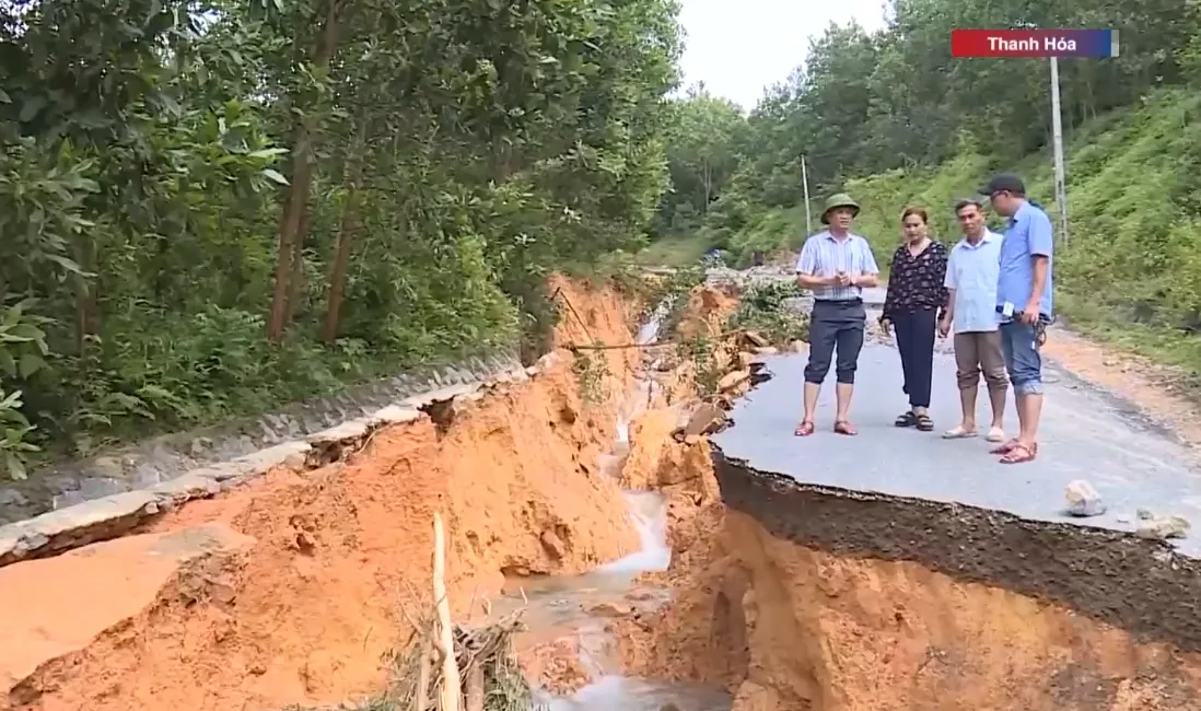 Sạt lở nghiêm trọng nhiều tuyến đường do ảnh hưởng bão số 10 - Ảnh 1.