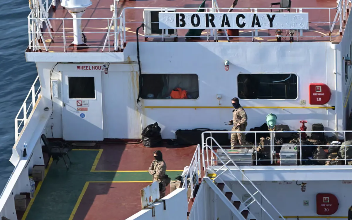 Binh lính Pháp trên boong tàu Boracay, một trong bốn tàu có liên hệ với Nga ở vùng biển gần Đan Mạch vào thời điểm phát hiện máy bay không người lái hồi tháng 9/2025 (Ảnh: AFP/Getty Images)