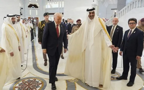 Quốc vương Qatar Tamim bin Hamad Al Thani (bên phải) và Tổng thống Trump tại Doha, ngày 15/5/2025 (Ảnh: AP) Quốc vương Qatar Tamim bin Hamad Al Thani (bên phải) và Tổng thống Trump tại Doha, ngày 15/5/2025 (Ảnh: AP)
