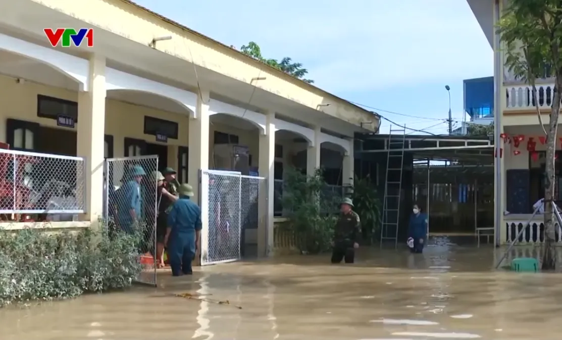 Khẩn trương khắc phục hậu quả bão số 10, Thanh Hoá quyết tâm sớm đưa học sinh trở lại trường- Ảnh 1. Khẩn trương khắc phục hậu quả bão số 10, Thanh Hoá quyết tâm sớm đưa học sinh trở lại trường- Ảnh 1.