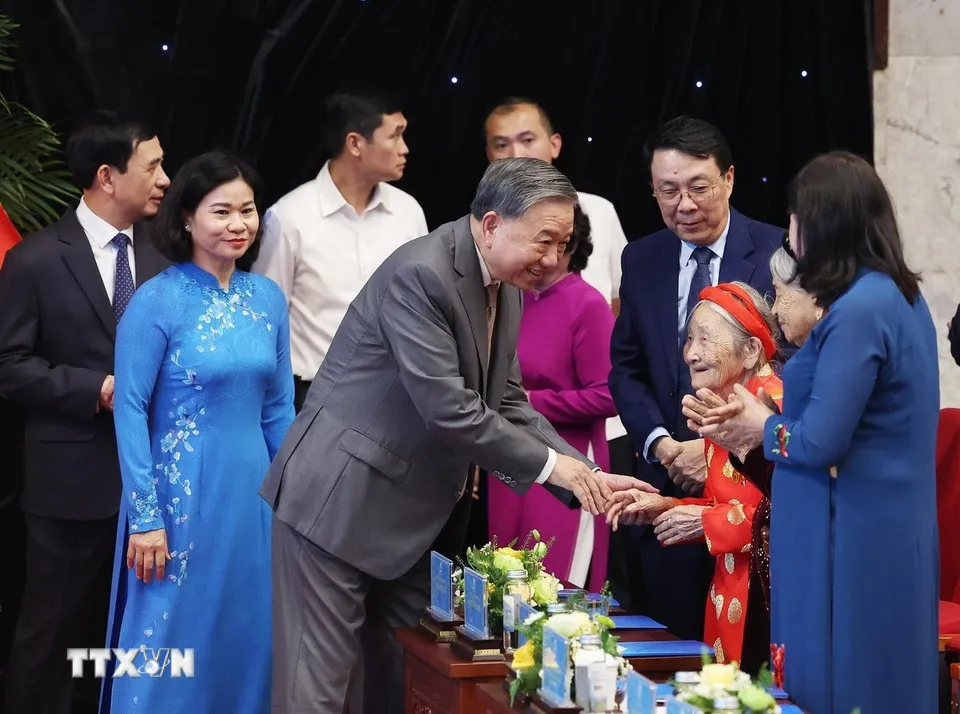 Tổng Bí thư mong muốn phụ nữ Việt Nam sẽ là "điểm tựa hạnh phúc"- Ảnh 1. Tổng Bí thư mong muốn phụ nữ Việt Nam sẽ là "điểm tựa hạnh phúc"- Ảnh 1.