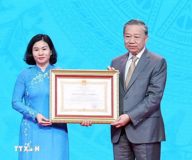 Tổng Bí thư mong muốn phụ nữ Việt Nam sẽ là "điểm tựa hạnh phúc"- Ảnh 3. Tổng Bí thư mong muốn phụ nữ Việt Nam sẽ là "điểm tựa hạnh phúc"- Ảnh 3.
