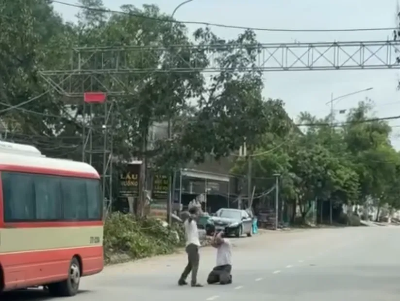 Nghệ An: Tạm giữ đối tượng dùng thắt lưng đánh, bắt nhân viên xe bus quỳ giữa đường - Ảnh 1.