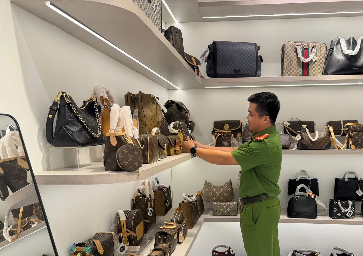 Thu giữ hơn 1.000 sản phẩm nghi hàng giả, hàng nhái tại khu vực chợ Hàn - Ảnh 1.
