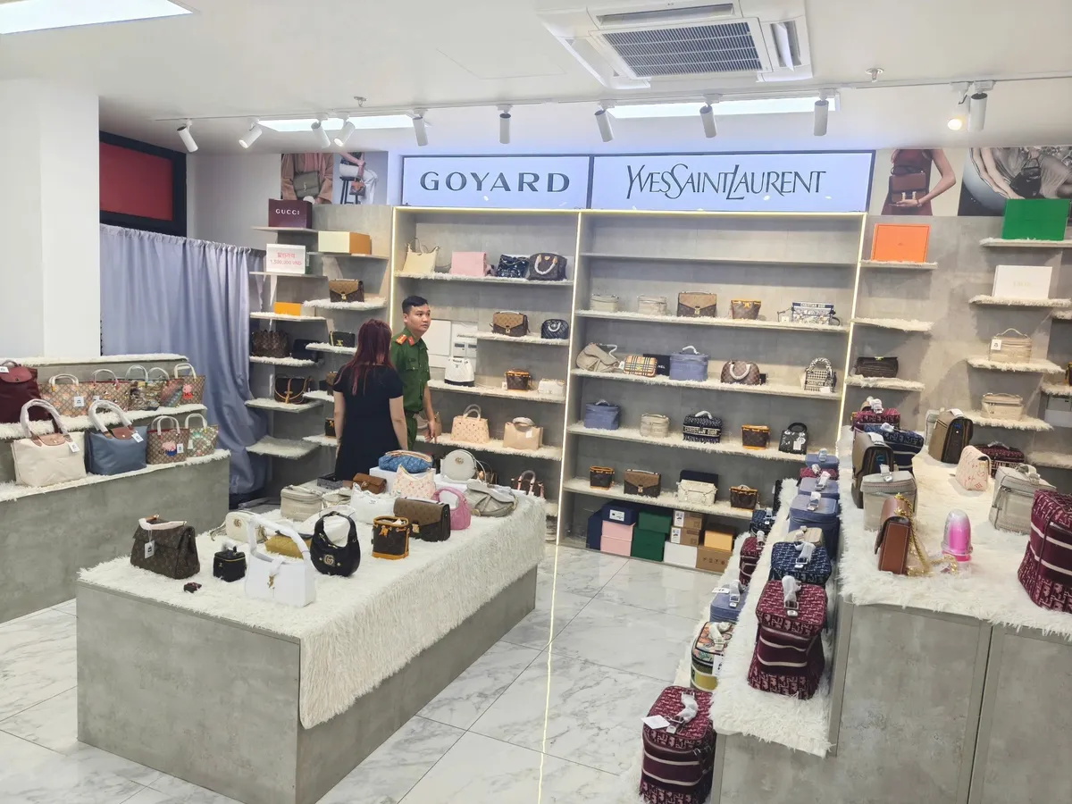 Thu giữ hơn 1.000 sản phẩm nghi hàng giả, hàng nhái tại khu vực chợ Hàn - Ảnh 2.