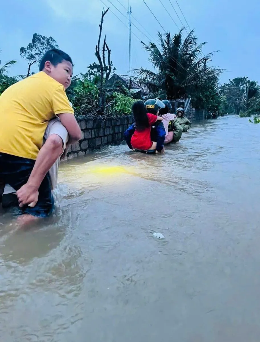 Những h&igrave;nh ảnh lay động h&agrave;ng triệu tr&aacute;i tim trong b&atilde;o Bualoi - Ảnh 5.