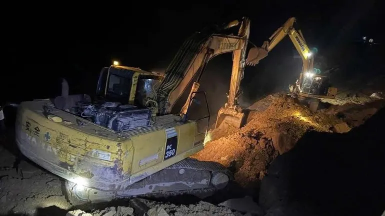 Tìm thấy 2 nạn nhân trong vụ xe bán tải bị vùi lấp tại Lào Cai - Ảnh 2.