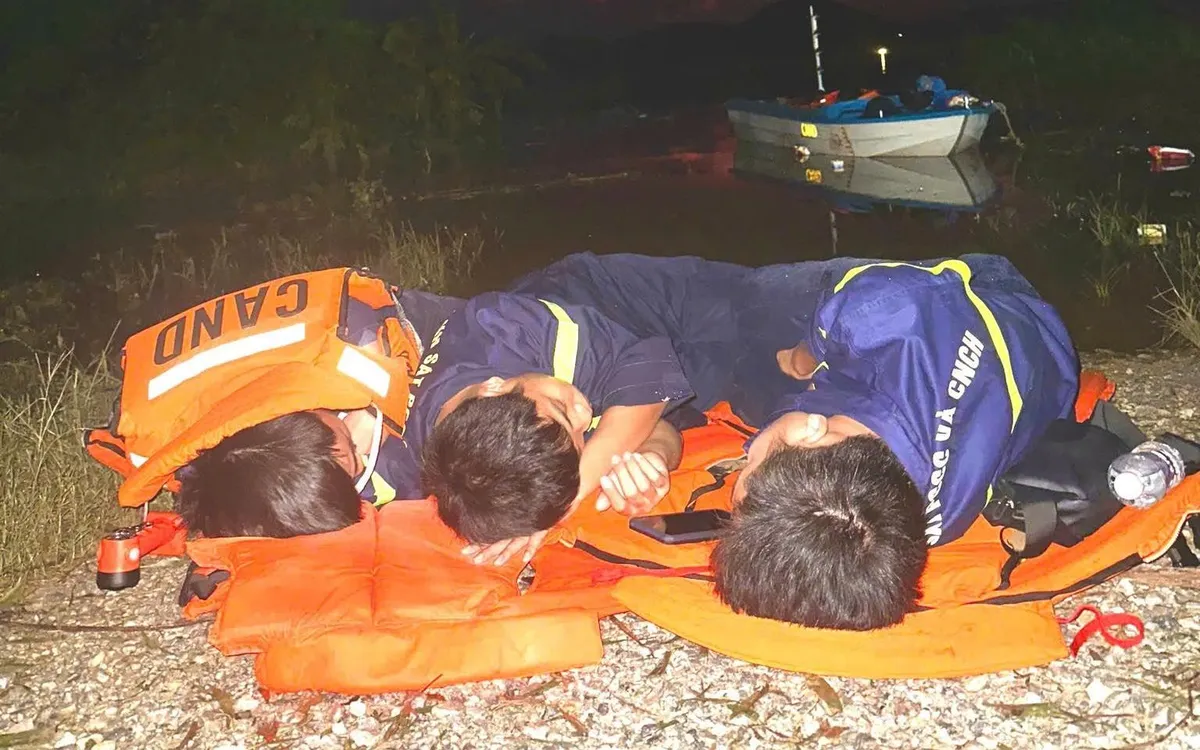 Hình ảnh các chiến sĩ tranh thủ chợp mắt sau những giờ căng mình giữa dòng nước xiết. Ảnh: Phòng Cảnh sát PCCC & CNCH Nghệ An