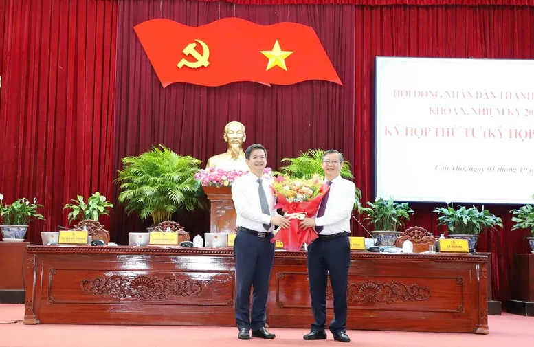Ông Trương Cảnh Tuyên được bầu giữ chức vụ Chủ tịch UBND TP Cần Thơ - Ảnh 1.