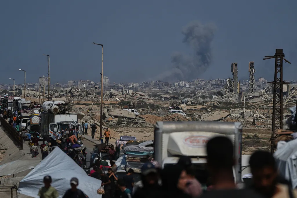 Israel chặn đường chính tới thành phố Gaza, tạo cơ hội cuối cùng cho người dân rời đi - Ảnh 1. Israel chặn đường chính tới thành phố Gaza, tạo cơ hội cuối cùng cho người dân rời đi - Ảnh 1.