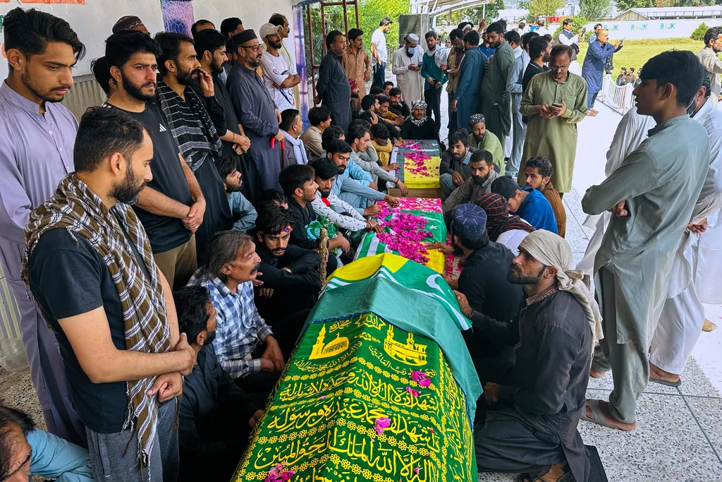 Biểu tình bạo lực ở Pakistan khiến 21 người thiệt mạng trong 3 ngày - Ảnh 2. Biểu tình bạo lực ở Pakistan khiến 21 người thiệt mạng trong 3 ngày - Ảnh 2.