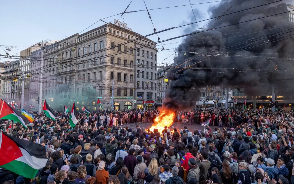 Những người biểu tình tham gia cuộc tuần hành ủng hộ đội tàu cứu hộ Gaza tại Geneva, Thụy Sĩ, ngày 2/10/2025 (Ảnh: AP) Những người biểu tình tham gia cuộc tuần hành ủng hộ đội tàu cứu hộ Gaza tại Geneva, Thụy Sĩ, ngày 2/10/2025 (Ảnh: AP)