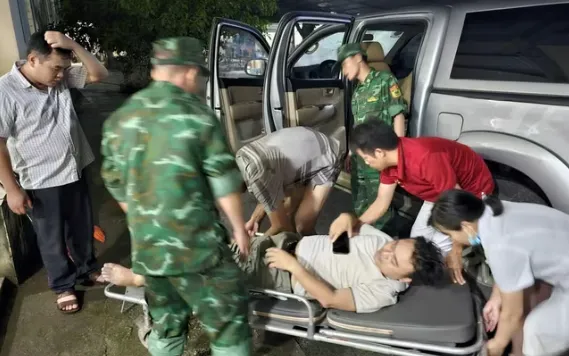 Nạn nhân nhanh chóng được chuyển đến Trung tâm Y tế Phục Hòa để tiếp tục điều trị. Ảnh: Báo Biên phòng