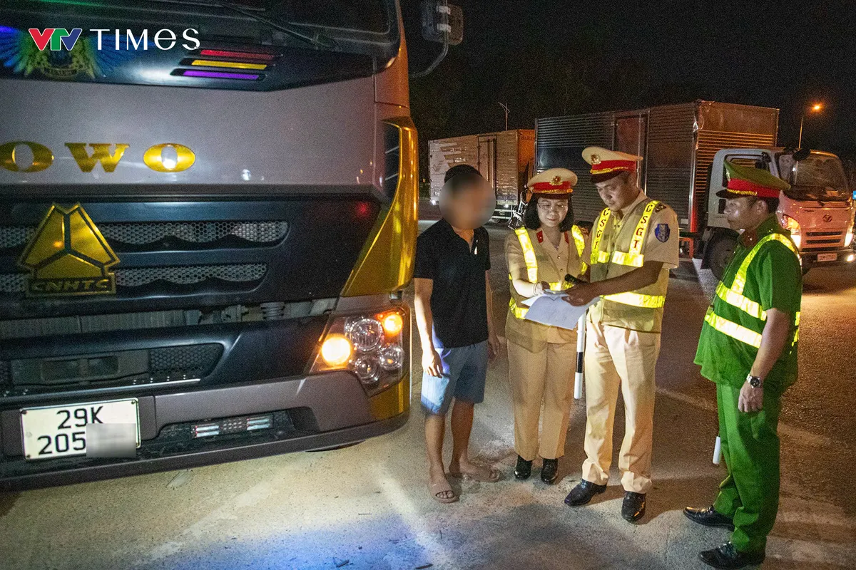 Hà Nội: CSGT tăng cường kiểm tra, xử lý xe chở quá tải trong đêm - Ảnh 1.