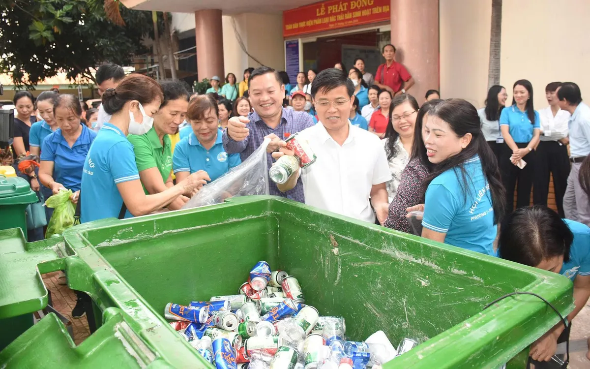 Các cơ quan công sở trên địa bàn phường đã thực hiện nghiêm túc việc phân loại rác, hạn chế sử dụng túi ni lông và đồ nhựa dùng một lần. Ảnh: TL. Các cơ quan công sở trên địa bàn phường đã thực hiện nghiêm túc việc phân loại rác, hạn chế sử dụng túi ni lông và đồ nhựa dùng một lần. Ảnh: TL.