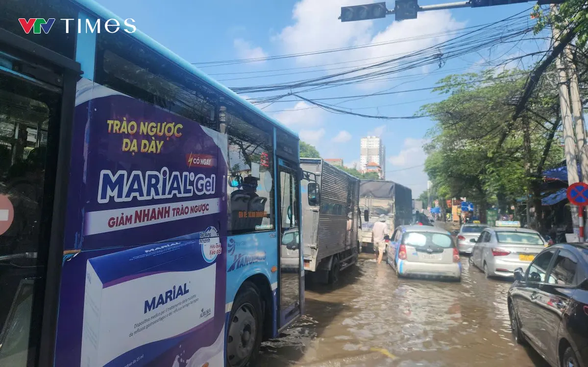 Sau những cơn mưa lớn, đoạn đường đi qua cổng viện K Tân Triều thường xuyên bị ngập.
