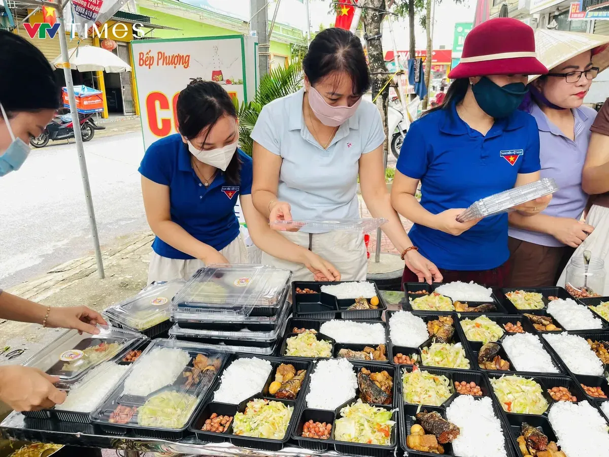 Những h&igrave;nh ảnh lay động h&agrave;ng triệu tr&aacute;i tim trong b&atilde;o Bualoi - Ảnh 9.