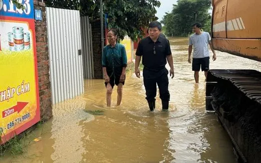 Đoàn giám sát thực tế tại hộ dân bị ngập lụt tại thôn An Lạc, xã Trung Giã. Ảnh: Sở Y tế Hà Nội Đoàn giám sát thực tế tại hộ dân bị ngập lụt tại thôn An Lạc, xã Trung Giã. Ảnh: Sở Y tế Hà Nội