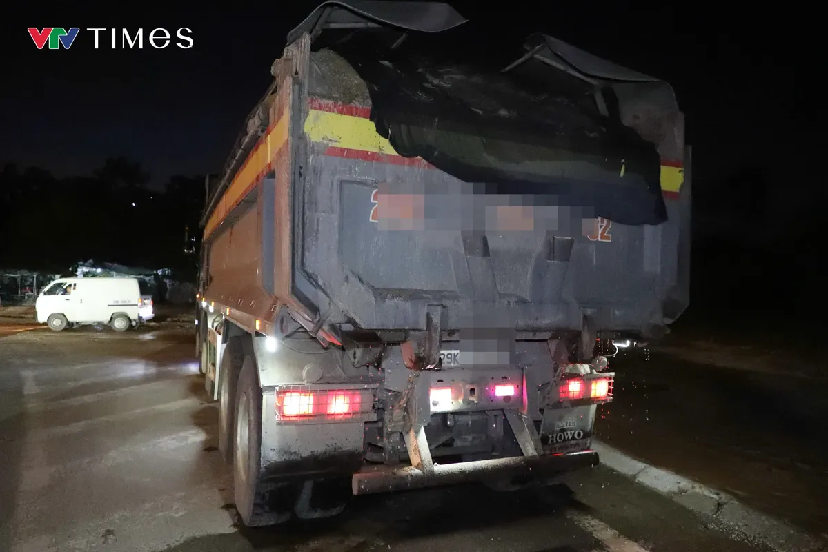 Hà Nội: CSGT tăng cường kiểm tra, xử lý xe chở quá tải trong đêm - Ảnh 4.