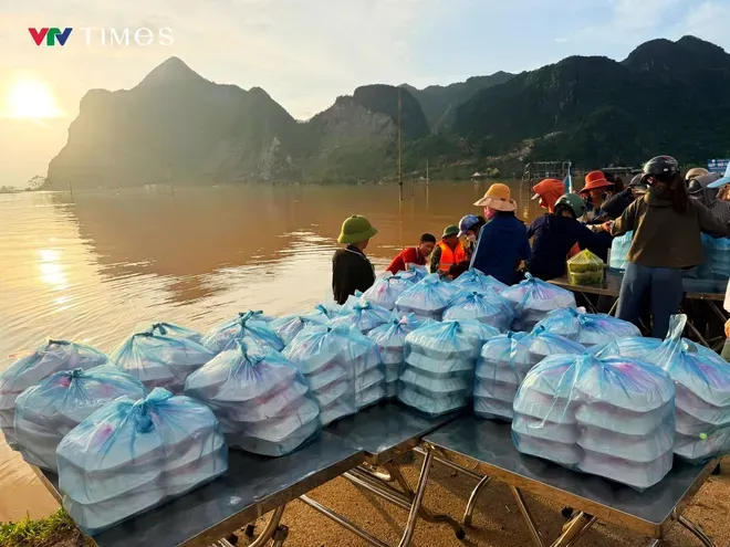 Những h&igrave;nh ảnh lay động h&agrave;ng triệu tr&aacute;i tim trong b&atilde;o Bualoi - Ảnh 8.