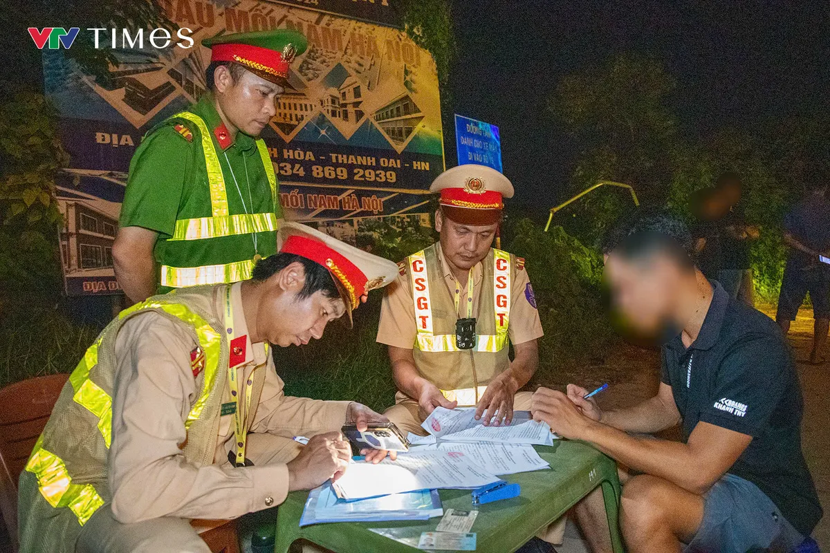 Hà Nội: CSGT tăng cường kiểm tra, xử lý xe chở quá tải trong đêm - Ảnh 2.