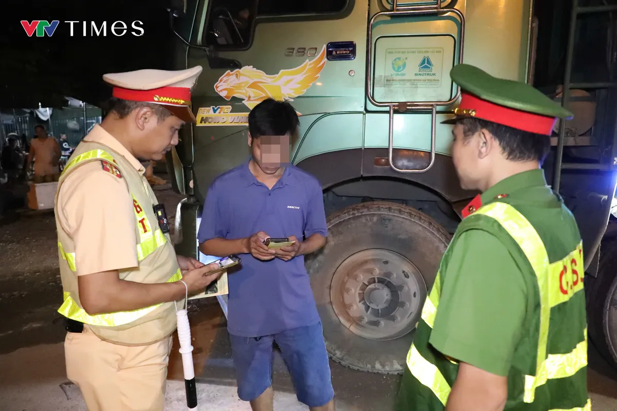 Hà Nội: CSGT tăng cường kiểm tra, xử lý xe chở quá tải trong đêm - Ảnh 3.